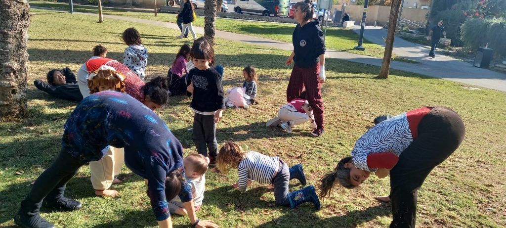 אנשים עושים קונטקט אימפרוביזישן על דשא