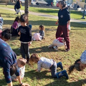 אנשים עושים קונטקט אימפרוביזישן על דשא